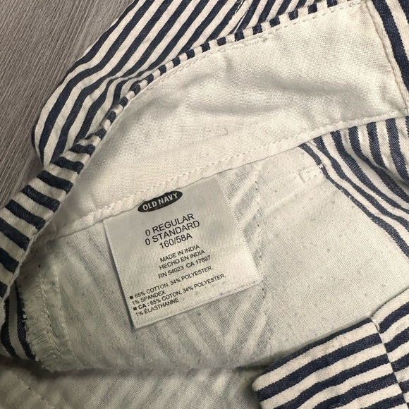 Old Navy - Everyday Shorts - 5” Inseam - Sz 0 - Blue/White Seersucker - Picture 3 of 7